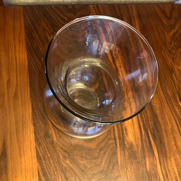 Beautiful small glass vase for flowers - Picture 2 of 7